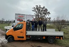 A Kovi Autó Shop gumiabroncs szerviz csapata a mentőautó platóján, a Matador reklámtábla előtt - 2023. december 11.