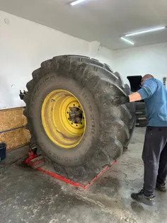 Műhelymunka: hatalmas ASCENSO traktor gumiabroncs szerelése a műhelyben - 2025. október 14.