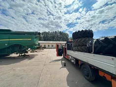 Mezőgazdasági gumiabroncs szerviz: John Deere kombájn és gumiabroncsok a helyszínen.