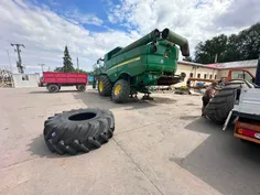 John Deere kombájn gumiabroncs szerviz: leszerelt mezőgazdasági gumiabroncsok a helyszínen.