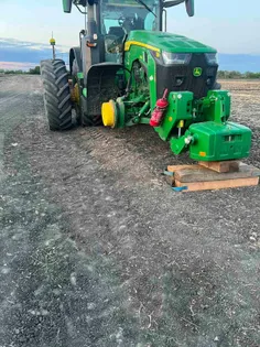 Helyszíni mezőgazdasági gumimentés: John Deere traktor kerékcseréje a szántóföldön.