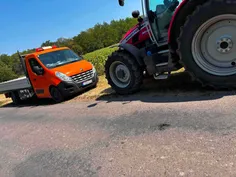 Helyszíni mezőgazdasági gumimentés: Massey Ferguson traktor és a Kovi Autó Shop mentőautója a kukoricás mellett.