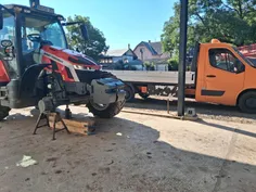 Mezőgazdasági gumiabroncs szerviz: Massey Ferguson traktor kerékcseréje a helyszínen.